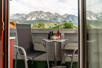 Ein allgemeiner Bergblick oder ein Berglick von der Ferienwohnung aus