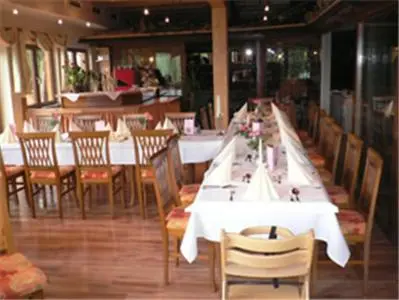 Ein Restaurant oder anderes Speiselokal in der Unterkunft Hotel Pension Stadlhuber Aktivpark Kremsmünster