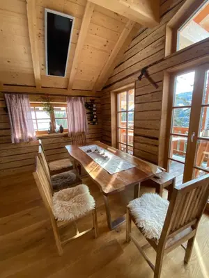 Ein Sitzbereich in der Unterkunft Holzknechthütte