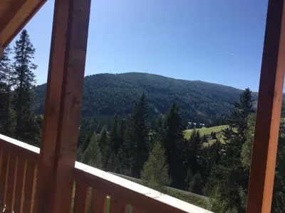 Ein allgemeiner Bergblick oder ein Berglick von des Chalets aus