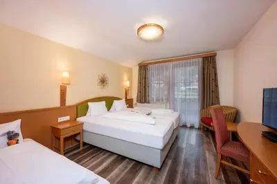 Ein Bett oder Betten in einem Zimmer der Unterkunft Bliem's Familienhotel