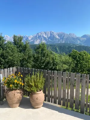 Ein allgemeiner Bergblick oder ein Berglick von der Pension aus