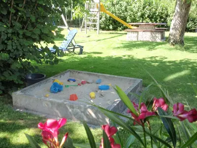 Ein Kinderspielbereich in der Unterkunft Ferienwohnungen Kern
