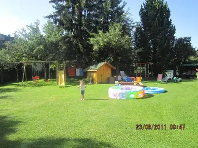 Ein Garten an der Unterkunft Villa Löcker