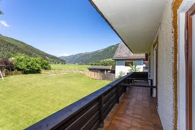 Ein allgemeiner Bergblick oder ein Berglick von der Pension aus