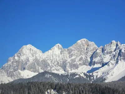 Ein allgemeiner Bergblick oder ein Berglick von des Chalets aus