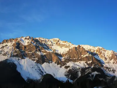 Ein allgemeiner Bergblick oder ein Berglick von des Chalets aus