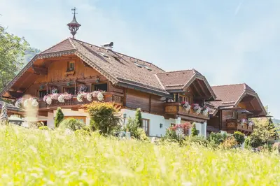 Ein Garten an der Unterkunft Ferienwohnung Schossleitner - der Wohlfühl-Ansitz am Wolfgangsee mit Weitblick