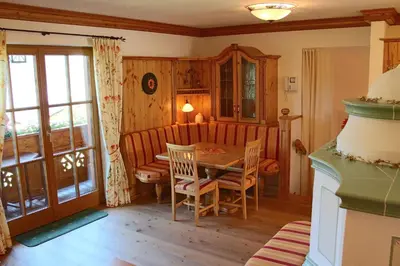 Ein Sitzbereich in der Unterkunft Ferienwohnung Schossleitner - der Wohlfühl-Ansitz am Wolfgangsee mit Weitblick
