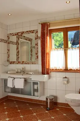Ein Badezimmer in der Unterkunft Ferienwohnung Schossleitner - der Wohlfühl-Ansitz am Wolfgangsee mit Weitblick
