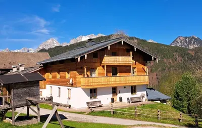 Ein allgemeiner Bergblick oder ein Berglick von der Pension aus