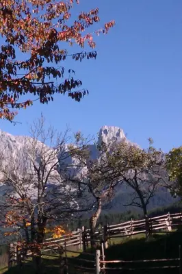 Ein allgemeiner Bergblick oder ein Berglick von der Pension aus