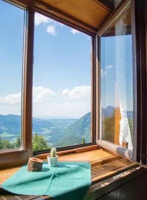 Ein allgemeiner Bergblick oder ein Berglick von des Hotels aus