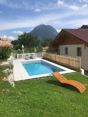 Ein allgemeiner Bergblick oder ein Berglick von des Bauernhofs aus