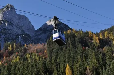 Ein allgemeiner Bergblick oder ein Berglick von der Pension aus