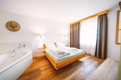 Ein Bett oder Betten in einem Zimmer der Unterkunft Aktivhotel Wildschütz