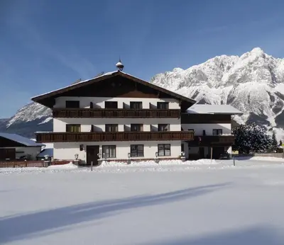 Ein allgemeiner Bergblick oder ein Berglick von der Pension aus