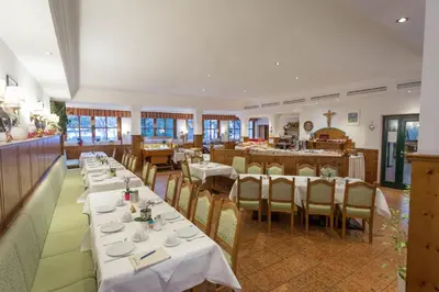 Ein Restaurant oder anderes Speiselokal in der Unterkunft Hotel Neuwirt