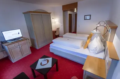Ein Bett oder Betten in einem Zimmer der Unterkunft Hotel Neuwirt