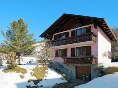 Das Gebäude in dem sich das Ferienhaus befindet