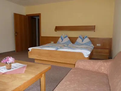 Ein Bett oder Betten in einem Zimmer der Unterkunft Pension Edelweiss