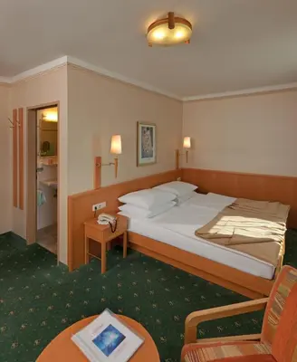 Ein Bett oder Betten in einem Zimmer der Unterkunft Hotel Hallerhof