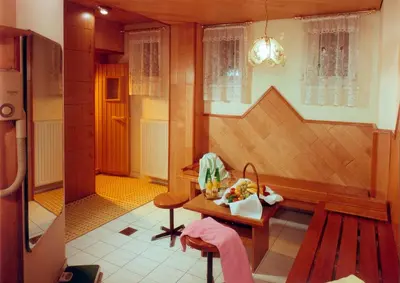 Ein Sitzbereich in der Unterkunft Hotel Hallerhof