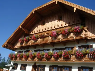 Das Gebäude in dem sich der Bauernhof befindet