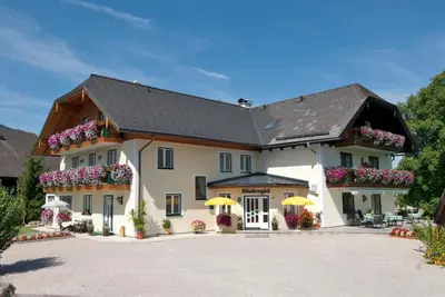 Das Gebäude in dem sich die Pension befindet