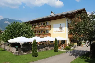 Ein allgemeiner Bergblick oder ein Berglick von des Hotels aus