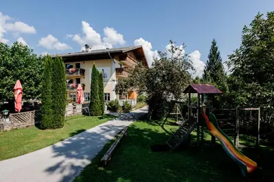 Ein Garten an der Unterkunft Gasthof Zinkenbachmühle