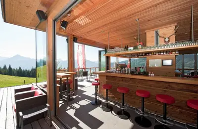 Ein allgemeiner Bergblick oder ein Berglick von der Pension aus