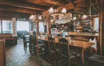 Ein Restaurant oder anderes Speiselokal in der Unterkunft Reitlehenalm