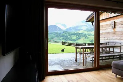 Ein allgemeiner Bergblick oder ein Berglick von der Ferienwohnung aus