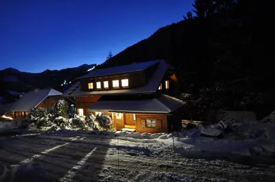 Ein allgemeiner Bergblick oder ein Berglick von des Ferienhauses aus