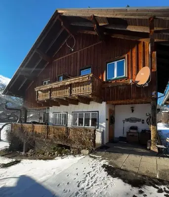 Das Gebäude in dem sich das Ferienhaus befindet