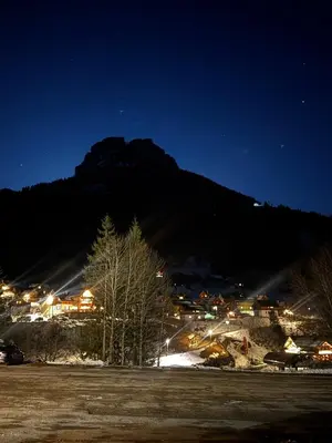 Ein allgemeiner Bergblick oder ein Berglick von des Ferienhauses aus