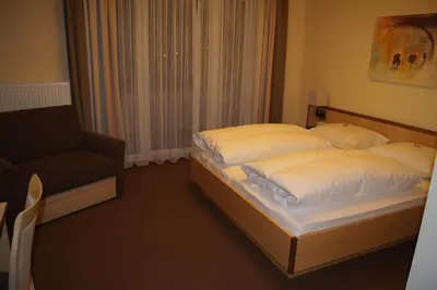 Ein Bett oder Betten in einem Zimmer der Unterkunft Hotel Sonneck