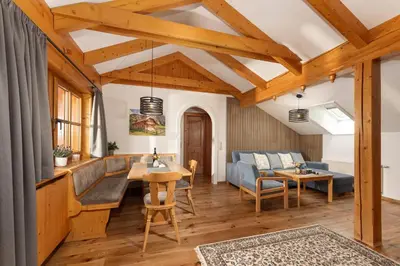 Ein Sitzbereich in der Unterkunft Landhaus Birgbichler - Apartments in Ramsau am Dachstein - inklusive Sommercard!
