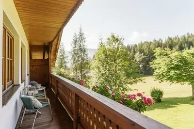 Ein Garten an der Unterkunft Landhaus Birgbichler - Apartments in Ramsau am Dachstein - inklusive Sommercard!