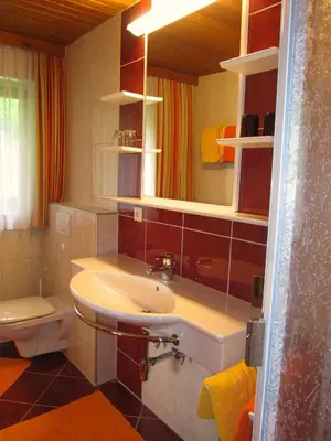 Ein Badezimmer in der Unterkunft Haus Katharina