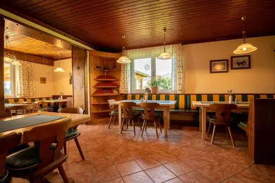 Ein Restaurant oder anderes Speiselokal in der Unterkunft s'Wirtshaus by Alpine Genusswelten