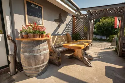Ein Patio oder anderer Außenbereich in der Unterkunft s'Wirtshaus by Alpine Genusswelten