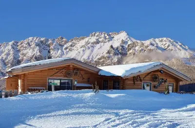 Ein allgemeiner Bergblick oder ein Berglick von des Chalets aus
