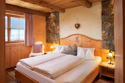 Ein Bett oder Betten in einem Zimmer der Unterkunft Almdorf Flachau - Luxus Hüttenurlaub