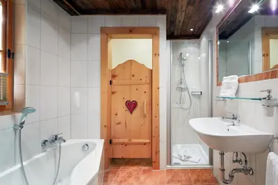 Ein Badezimmer in der Unterkunft Almdorf Flachau - Luxus Hüttenurlaub