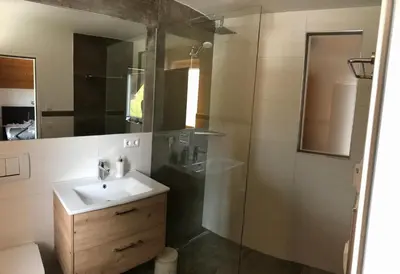 Ein Badezimmer in der Unterkunft Ferienwohnung und Zimmer Kassar Bikertipp
