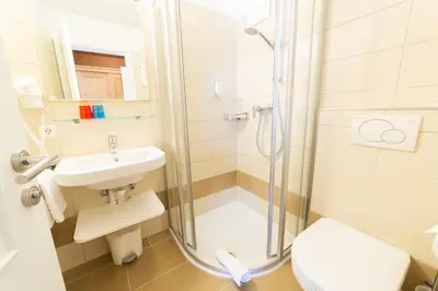 Ein Badezimmer in der Unterkunft Aparthotel Hirschenau
