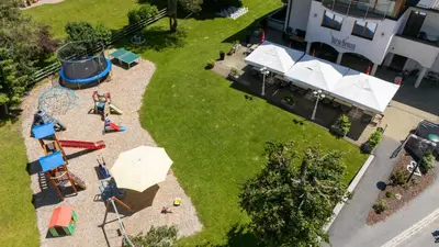 Ein Garten an der Unterkunft Aparthotel Hirschenau