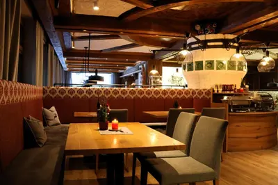 Ein Restaurant oder anderes Speiselokal in der Unterkunft Dorf-Chalets Filzmoos mit Sauna